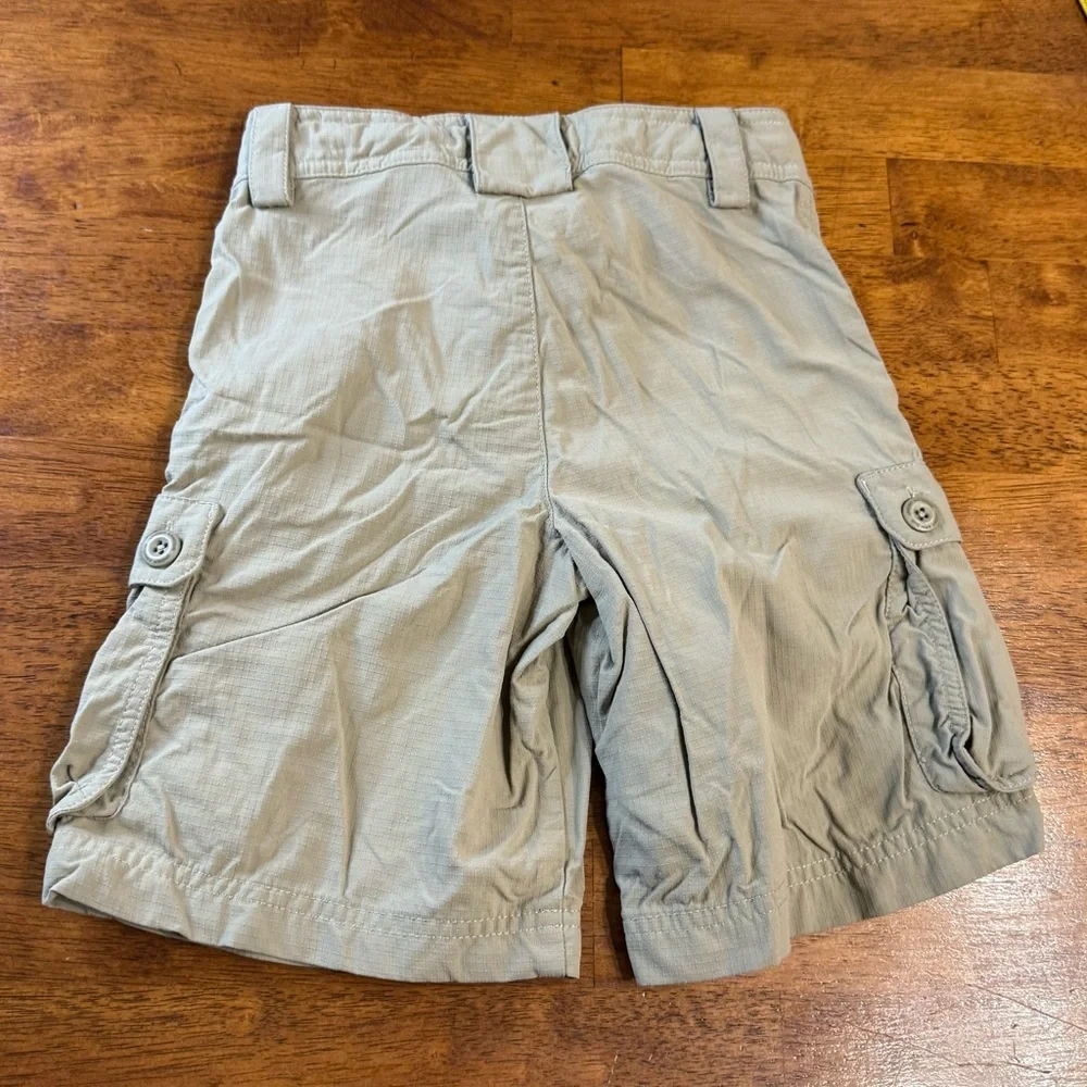 Kids Under Armour tan Cargo Shorts heat gear size small